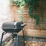 Artsy & Bright Hammersmith London 1B1B, Up To 4 People