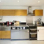 Artsy & Bright Hammersmith London 1B1B, Up To 4 People