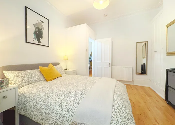Artsy & Bright Hammersmith London 1B1B, Up To 4 People