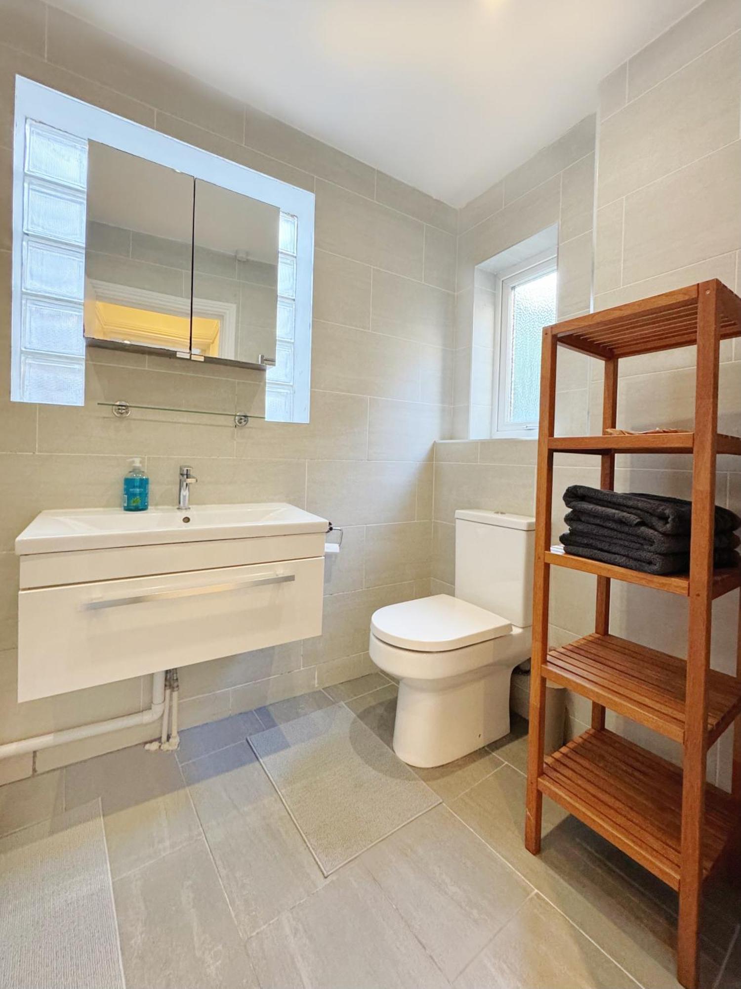 Artsy & Bright Hammersmith 1b1b, Up To 4 People *
